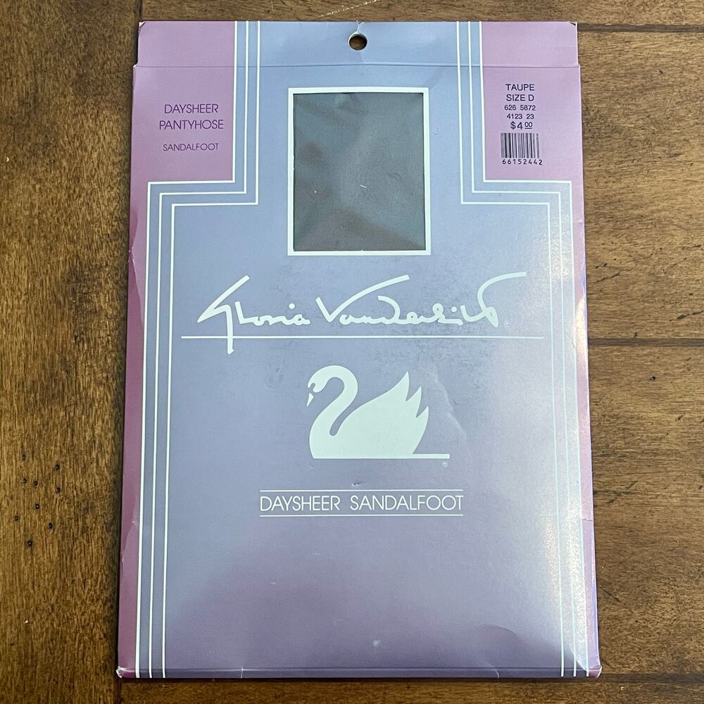Gloria Vanderbilt Daysheer  Sandalfoot Pantyhose Size:  D, Color:   Taupe C-13